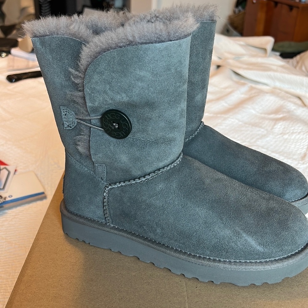 UGG Bailey Button II NWT